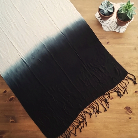 Scarf / Wrap - Picture 1 of 2